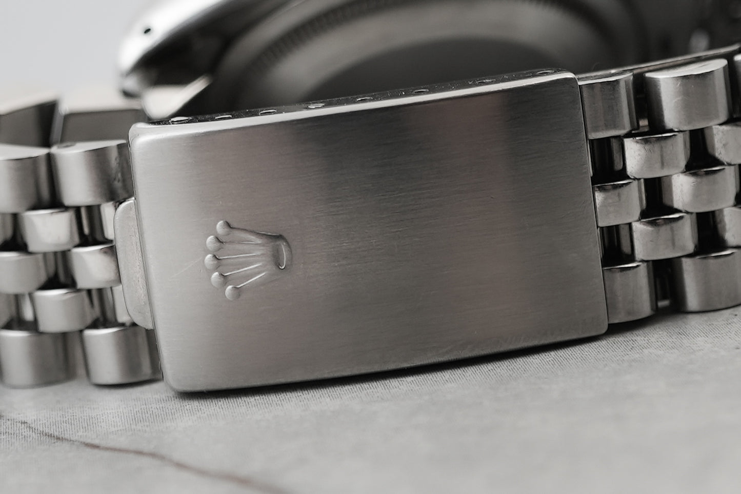 Rolex Datejust 36 Salmon Dial Engine Turned Bezel Oyster Perpetual 36mm 16220