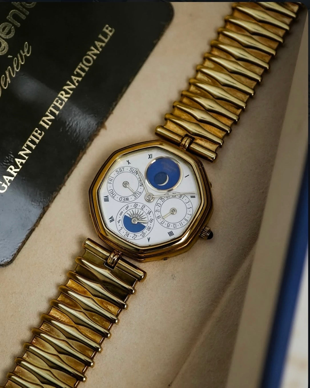 Gerald Genta Perpetual Triple Calender Day Date Moonphase in Solid 18K Yellow Gold 2774