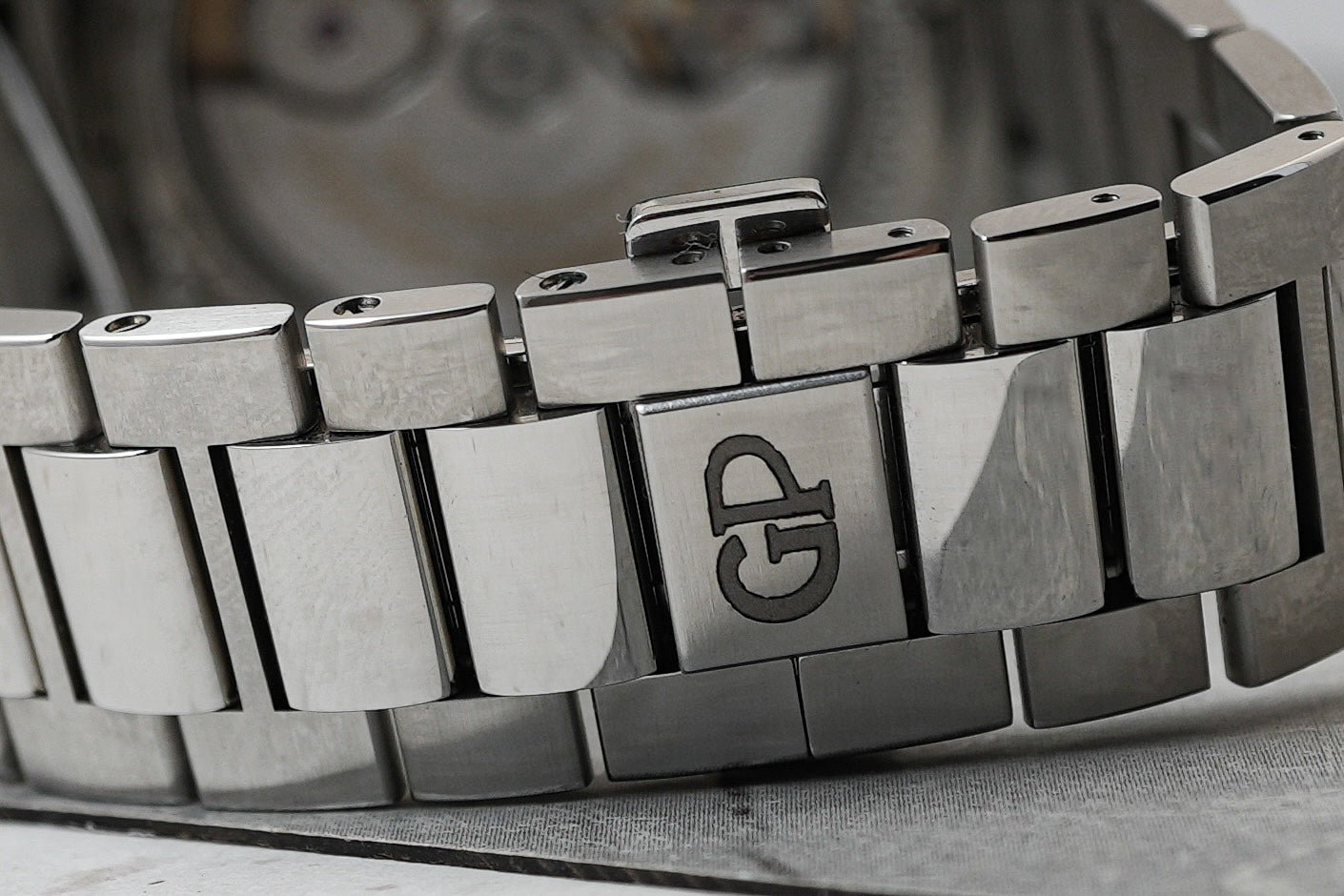 Girard Perregaux Laureato Blue 43mm 81010 81010-11-431-11A