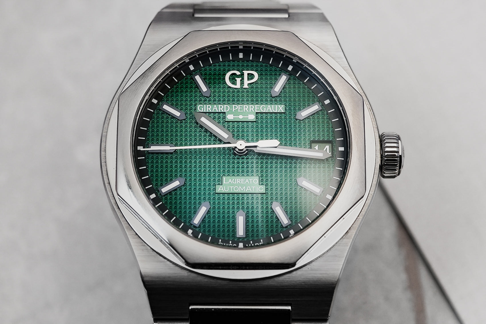 Girard Perregaux Laureato Green 42mm 81010 81010-11-3153-1CM